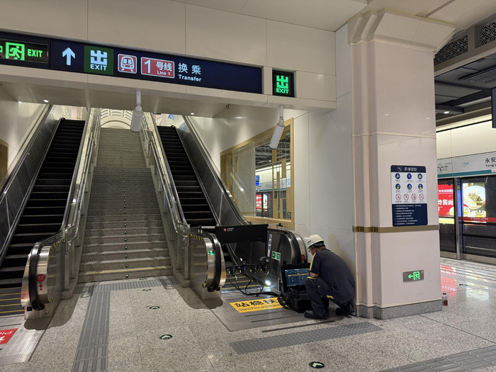 5月20日凌晨，京港地铁17号线永安里站，工作人员正在使用AI自动扶梯梯级检测仪对扶梯进行检测。新京报记者 王贵彬 摄