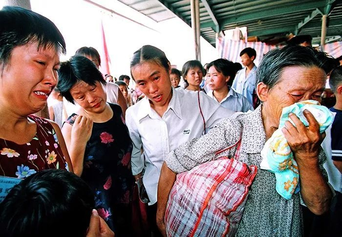 2002年9月，巫山码头外迁移民即将登船迁往1000公里外的江西景德镇。李风 图