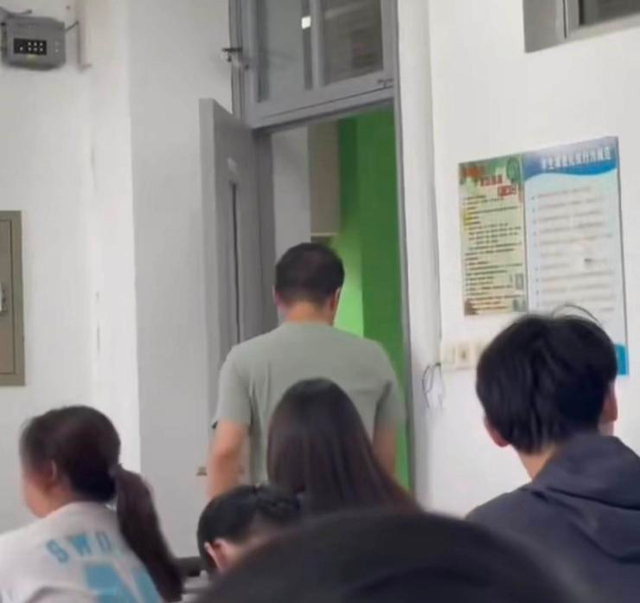 情绪激动的同学走出教室。视频截图