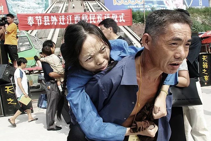 2004年8月18日，最后一批三峡库区外迁移民。李风 图