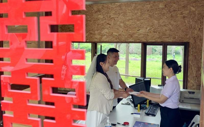 巡回登记点设在公园燕景台下方森林花溪景区的复古小木屋里。新京报记者 陶冉 摄