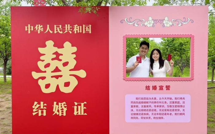新人在户外颁证点拍照宣誓。新京报记者 陶冉 摄