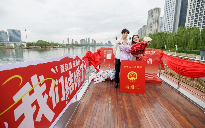 新人在大运河游船上合影。新京报记者 王子诚 摄