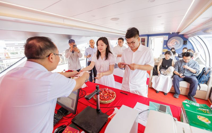 5月20日，通州大运河游船上，新人领取结婚证。新京报记者 王子诚 摄