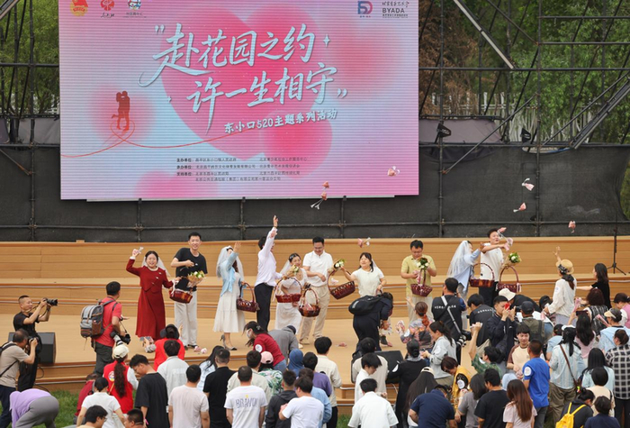 新人一同将喜糖抛向空中。新京报记者 王贵彬 摄