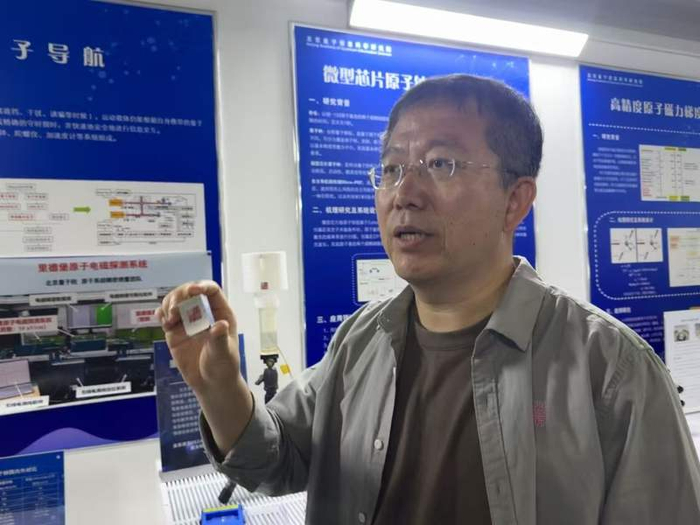 杨仁福向记者介绍微型原子钟。新京报记者 耿子叶 摄