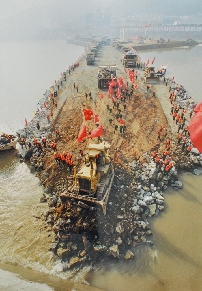 2002年11月6日，合龙现场。