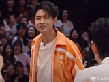 高圆圆泼老秦水，丁程鑫快速挡住，老秦怒吼