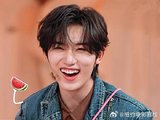 卢昱晓太会了！当众直接撩王星越下巴，丁程鑫双眼瞪大