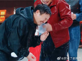 范丞丞不愧是沈腾亲儿！拿着水桶就往腾哥头上泼，太猛了！