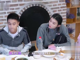 孙丞潇情绪崩溃无助的蹲在马路边，众人都很担心