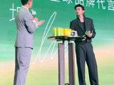 蔡徐坤参加品牌活动，粉丝突然冲上去拥抱，还好蔡徐坤很冷静！