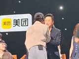 身为i人，童童主动向前辈问好，哈林哥幽默回应：“你跟我儿子同龄！”
