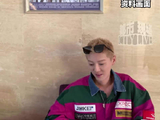 鹿晗与“马鹿”合照了浅金发色与马鹿毛色高度一致