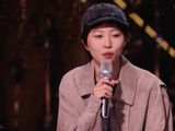 窦靖童突破舒适圈参加歌手，展现拘束真实社交状态