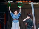 又让金靖爽到了四大帅哥帮她做引体向上