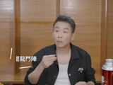 陶喆重庆品美食嗑瓜子生疏，瓜子落地引欢笑