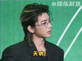 蔡徐坤出席活动遭私生强抱，保镖迅速带离