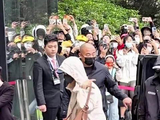 俺不中了，小腿线条太好看了吧 让肖战看行李这个赛道好热闹