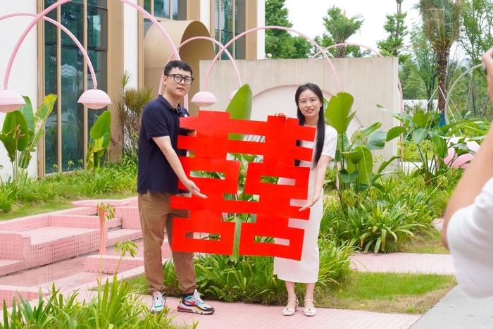   成都青羊区非遗博览园婚姻登记处打造出时下年轻人喜爱的文艺风格。新华社发（于谭阳 摄）