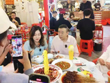潘长江带着女儿去吃烧烤,被围观淡定撸串,潘阳容貌清秀美得大气_美食_显得_父女俩