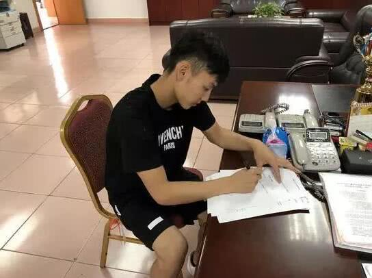 签下职业合同