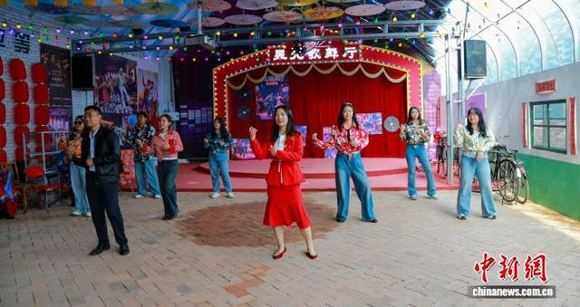 图为当地乡村青年干部原创情景舞剧在乡愁文化馆演出。 杨亚东 摄