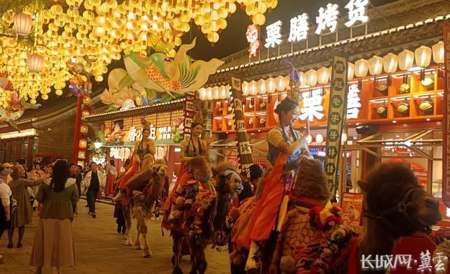 5月11日晚，河头老街景区内，NPC与游客互动。长城网·冀云客户端记者 蔡洪坡 摄