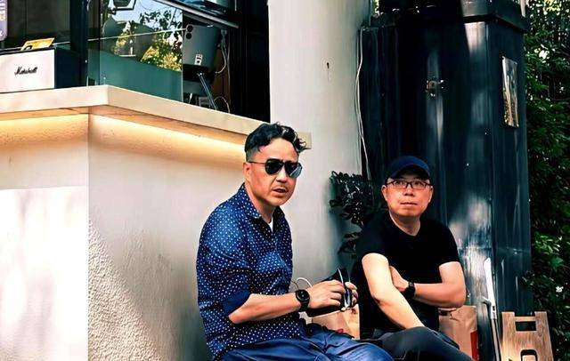  同一天，汪涵在岳麓山脚下的小院子里。他没开手机，坐在竹椅上翻阅《湖南方言研究》的书稿。旁边的录音笔里，播放着他上个月在石门县采录的一位86岁老人唱的土家族山歌。阳光透过院子里柚子树的叶子，洒在他花白的发丝上。两种状态，无高低之分，亦无胜负之别。 汪涵认为，每天有100个人找你聊天是一种负累；而何炅则觉得，手机里只有100个好友就等于社交破产。一个人沉浸于生活的细碎与宁静，一个人奔赴舞台的光芒与喧嚣。他们没有对错之分，只是选择了不同的活法。