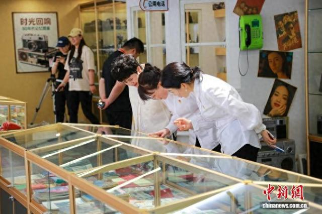 图为游客参观柳树川村乡愁文化馆。 杨亚东 摄