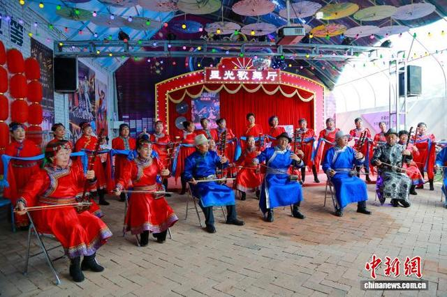 图为乡愁文化馆义务为基层演出团队提供演出舞台，这支平均年龄70岁的兴科社区四胡合唱队为游客进行演出。 杨亚东 摄