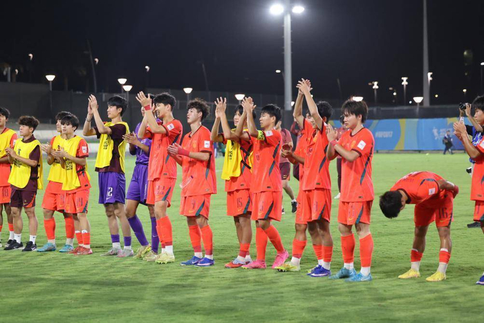 5月15日，中国队球员在U17男足亚洲杯四分之一决赛赛后向观众致意。新华社记者 罗晨 摄