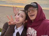 李多海与丈夫崔东旭跨年合照甜蜜互动和冻龄状态引热议