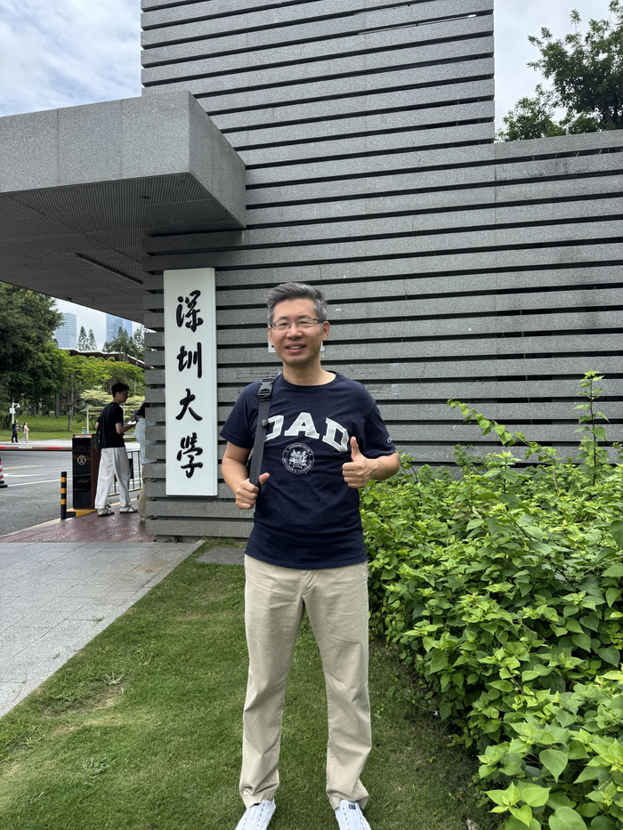 5月17日，郑毓煌打卡深圳大学校门。受访者供图