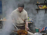赵一博吃水果，竟然吃开心了，这也太容易满足了