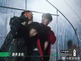 少熙干活太卖力，累到腰疼不能动，赵小童暖心背他回宿舍
