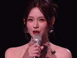 妆容精致得体，体态优雅大方，温柔大气的模样狠狠戳中人心