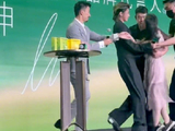 私生强抱蔡徐坤涉嫌违法，艺人搀扶反显担忧