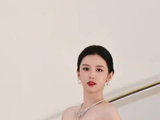 周也真人颜值惊艳，比镜头更显精致出众