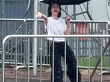 唐艺昕冒雨为粉丝送温暖
