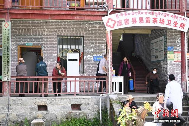 图为民众在易贡茶场等待体检。中新社记者 贡嘎来松 摄 