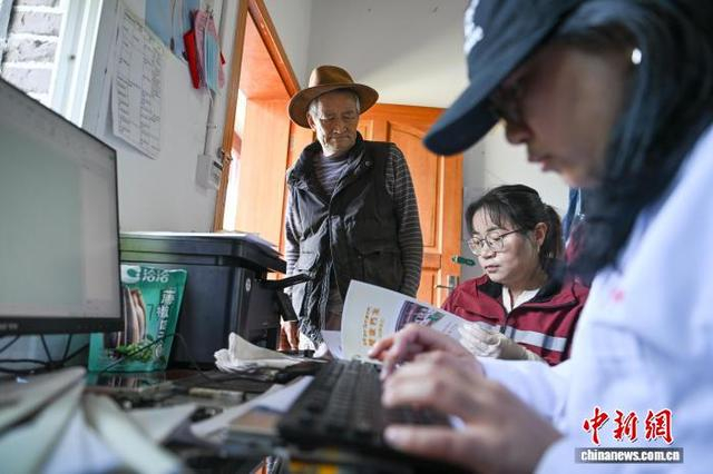 图为民众在易贡茶场登记体检信息。中新社记者 贡嘎来松 摄 