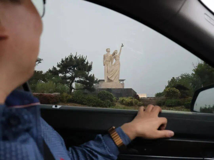 ▲以洪战辉和妹妹为原型竖立的雕像，他曾建议雕像不要像他和妹妹，应该代表所有的青年。