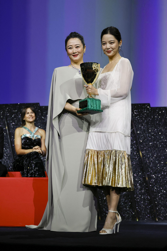 ▲辛芷蕾获得威尼斯电影节最佳女演员奖后，和评委赵涛合影。