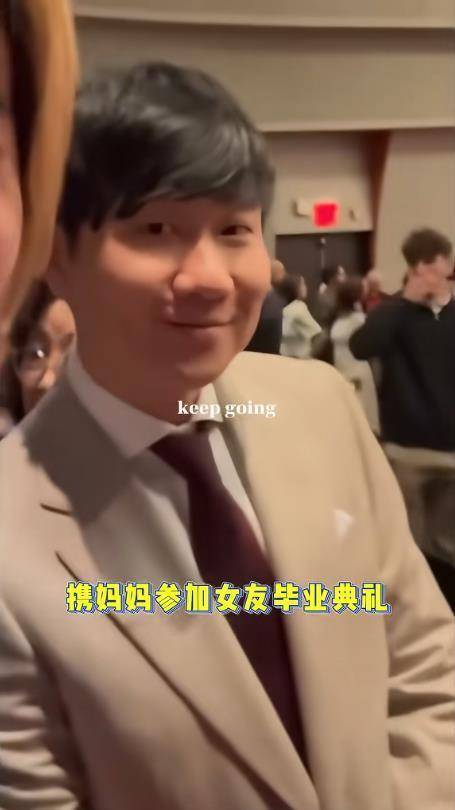  如今，林俊杰在毕业照配文中将七七称作“家人”，更是用行动回应了所有质疑。这份深情被网友们解读为“行动胜于声明”。评论区反应两极：有人力挺“真爱无关年龄”，称赞林俊杰“大方给名分、融入家庭”的态度；也有人对两人21岁的年龄差持保留意见。但无论如何，从舞台到生活，从歌手到家人，这对情侣正在用自己的节奏，书写属于他们的故事。随着“准婆婆”正式亮相，舆论普遍猜测——好事似乎不远了。