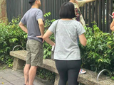原创 庾澄庆接女儿放学,他隔着栅栏踮着脚拼命找女儿,7岁儿子罕露面