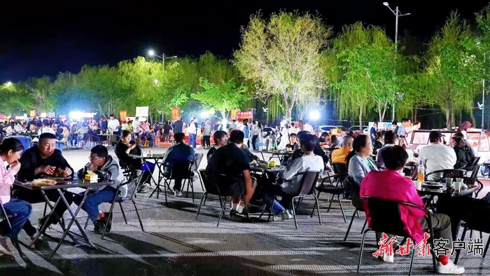 高台县水之印广场夜市一角。文中图片由高台县融媒体中心提供