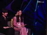 观看窦靖童表演时，那英落泪的具体原因是什么？