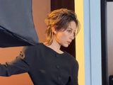 被李斯丹妮锋利的眼神和下颌角击中了