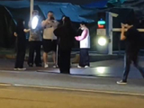 萌娃与灯牌互动夸赞漂亮